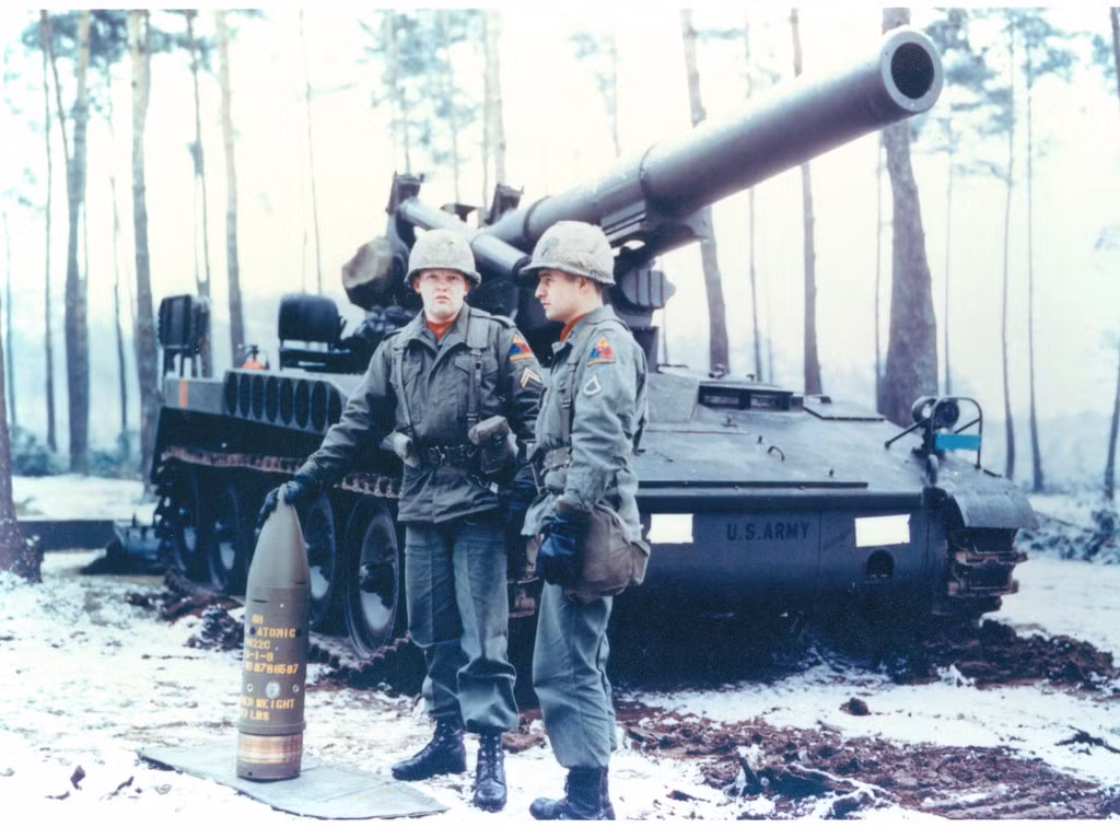 M110 có một dầm thủy lực hỗ trợ việc nạp đạn, tuy nhiên nó dễ bị sự cố và thường làm chậm hoạt động của pháo do yêu cầu kíp chiến đấu phải hạ hoàn toàn nòng trước khi sử dụng. Tốc độ bắn của pháo chỉ được 1 phát/phút, tốc độ bắn trung bình là 2 phút cho 1 loạt bắn.