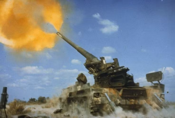 M107 được trang bị pháo M113 hoặc M113A1 cỡ 175mm, nòng dài đến 9,15m, với kíp pháo thủ 13 người. Tầm bắn của mẫu pháo này có thể đạt 32,7km với đạn nổ mạnh M437 nặng 66,6kg, có bán kính sát thương hơn 50m.
