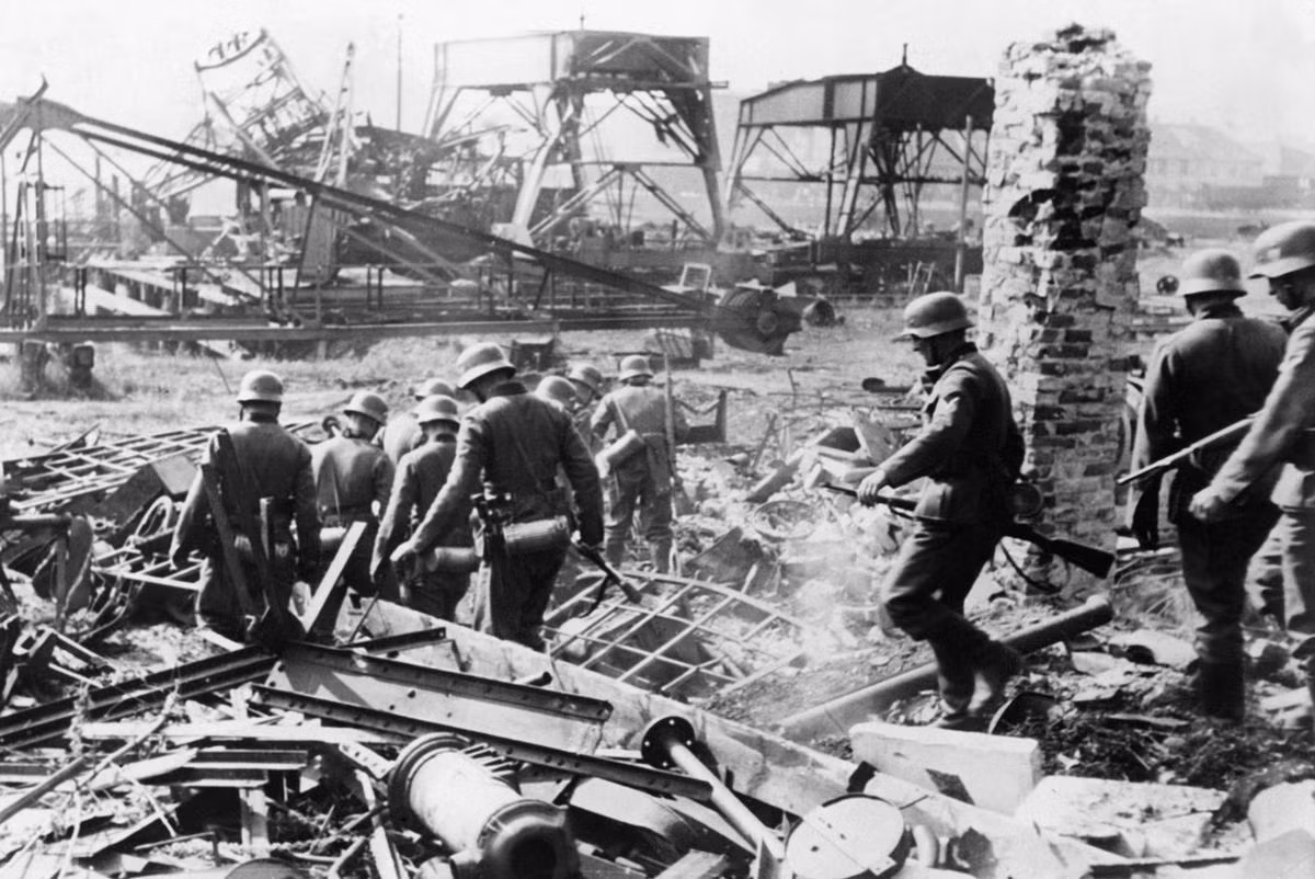 Chiến thuật Blitzkrieg hay còn gọi là "Thần tốc" của Đức quốc xã đã có màn trình diễn cực kỳ ấn tượng ở Ba Lan. Với sức mạnh của thiết giáp thọc sâu và bộ binh cơ giới, Đức đã tiến sâu vào lãnh thổ Ba Lan trước sự kinh hãi và hoảng sợ tới tột độ của quân đội nước này. Nguồn ảnh: TA.