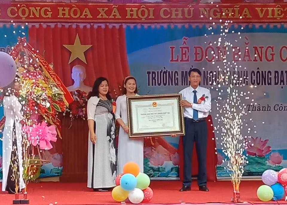 Truong xa mien nui kho khan dat Truong chuan Quoc gia