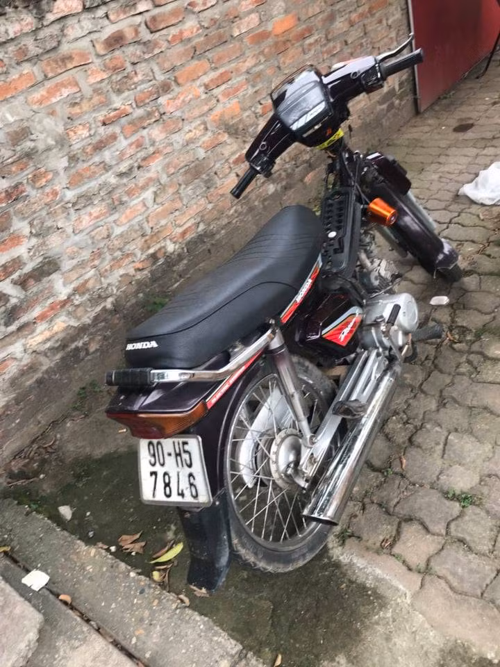 Thanh nien xam tro dam CSGT guc tren duong-Hinh-3