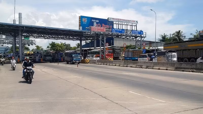 BOT gan cau Vam Cong: Tai xe di 300m phai tra phi cho 44km-Hinh-2