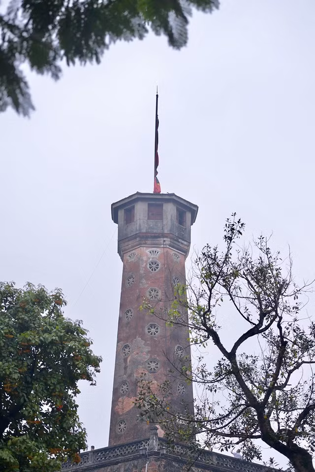 Tại cột cờ Hà Nội.