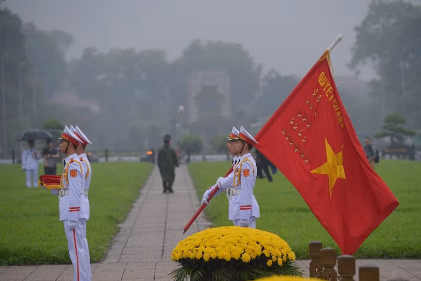Theo quy định, cờ rủ trong Lễ Quốc tang là cờ có dải băng đen với kích thước bằng 1/10 chiều rộng và chiều dài bằng chiều dài lá cờ. Cờ chỉ được treo đến 2/3 cột với băng vải đen buộc để cờ không bay.