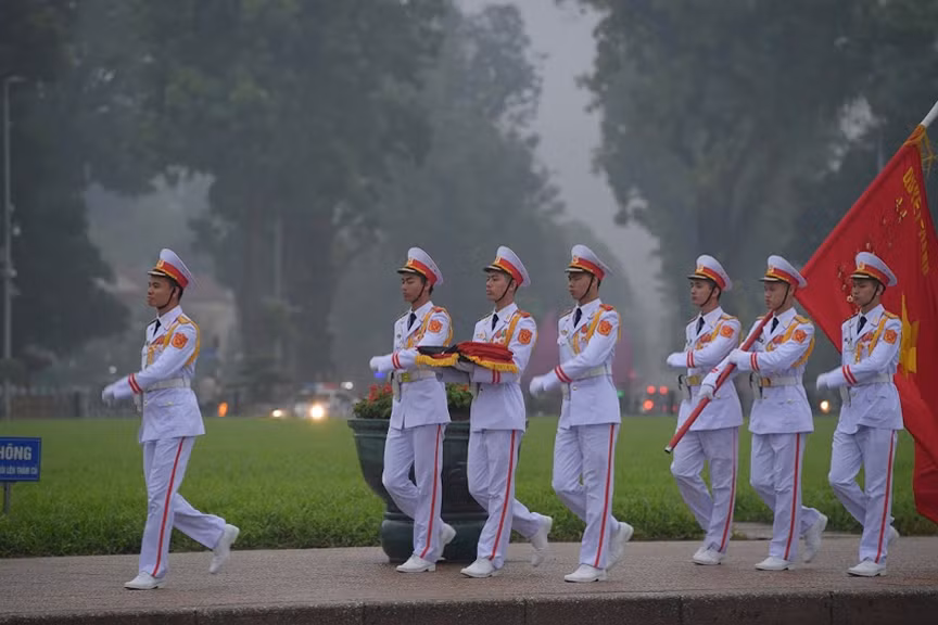Lúc 6h ngày 3/5, thời tiết Hà Nội có mưa khá nặng hạt.