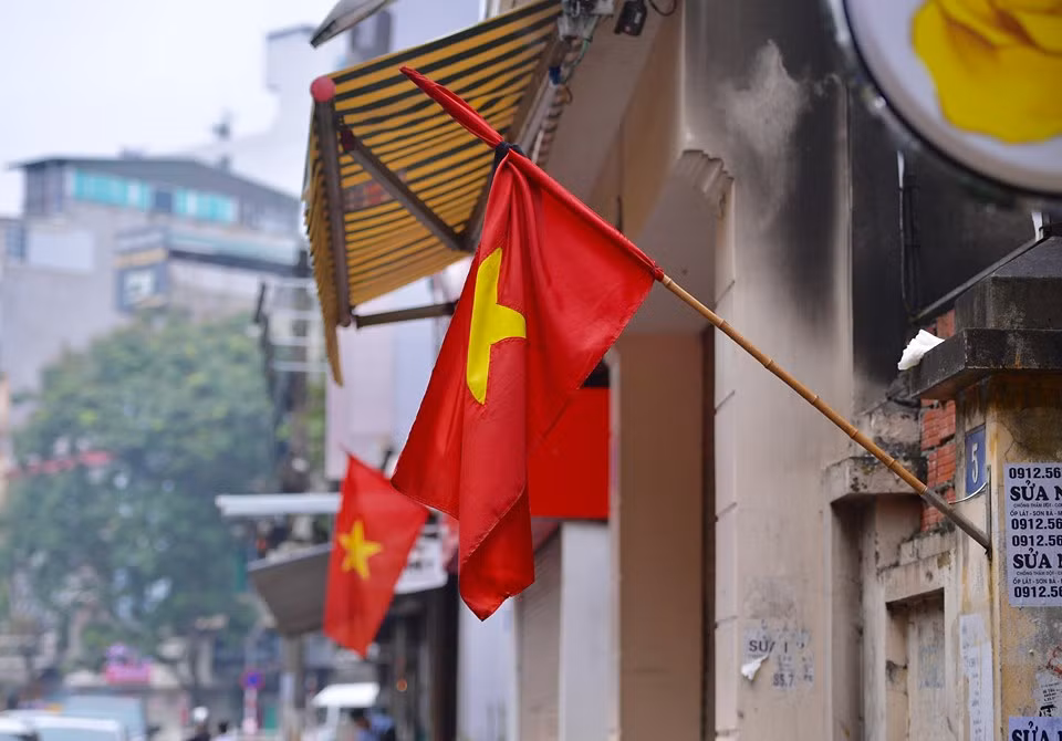 Tại các con phố, cờ được buộc thêm dải băng đen ở vị trí 1/3 diện tích lá cờ.