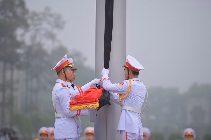 Cờ rủ được kéo lên.