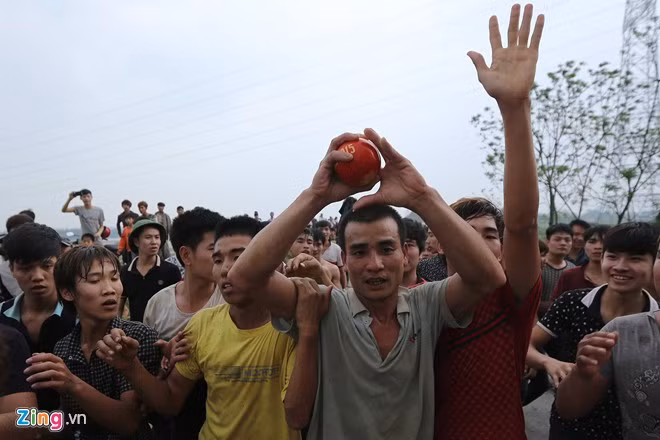 Sau khi được sự hỗ trợ của đồng đội, anh Thành (thường được gọi là Thành "Voi", người xã Vực Trường) đã mang được phết ra khỏi mốc sào tre của bãi hội, mang may mắn về nhà.