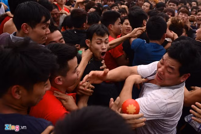 Phết chính hội có 6 quả (3 quả lớn là Phết, 3 quả nhỏ là Chúi) được làm bằng gỗ mít, sơn son thếp vàng và được thờ trong đền suốt một năm.