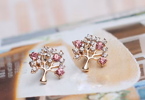 Chi tiết cành, lá của cây xanh được cách điệu từ những hạt đá nhiều màu khiến đôi hoa tai này trở nên lóng lánh, đẹp mắt.