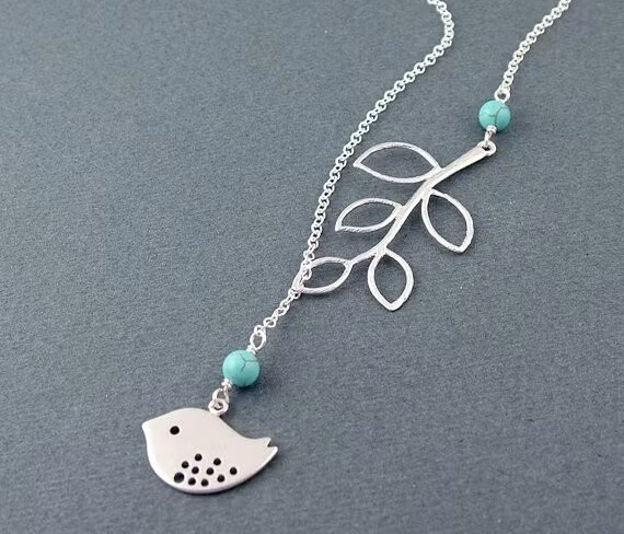 Chị Thanh Ly (chủ shop quà tặng tại Phạm Ngọc Thạch - Đống Đa) cho biết: "Sau sự việc này, bỗng nhiên lượng khách tìm mua đồ trang sức hình cây tăng hơn trước, nhất là loại dây đeo cổ. Chỉ tính riêng tuần vừa rồi đã có hơn 100 đơn hàng oder loại dây uốn handmade có hình lá cây hoặc hình cây xanh cách điệu".