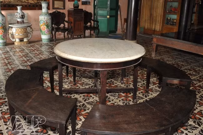 Thuộc sở hữu của đại gia họ Dương, biệt thự Bình Thủy trên đường Bùi Hữu Nghĩa (Bình Thủy, Cần Thơ) còn lại rất nhiều đồ đạc có giá trị mà chủ nhân đã kỳ công mua, sưu tập. Trong hình là bộ bàn ghế uống trà cẩn xà cừ được đặt trang trọng trong phòng khách.