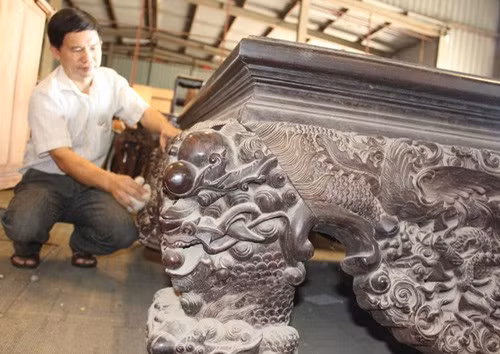 Ngoài ra, những chiếc sập làm từ gỗ quý cũng được nhà giàu xưa ưa chuộng, đây thường là nơi ngồi nghỉ hoặc nằm hút thuốc phiện của các bậc khách quý hoặc người bề trên trong nhà. Trong hình là chiếc sập gỗ có tuổi đời cả trăm năm thuộc sở hữu của ông Nguyễn Văn Thưởng.
