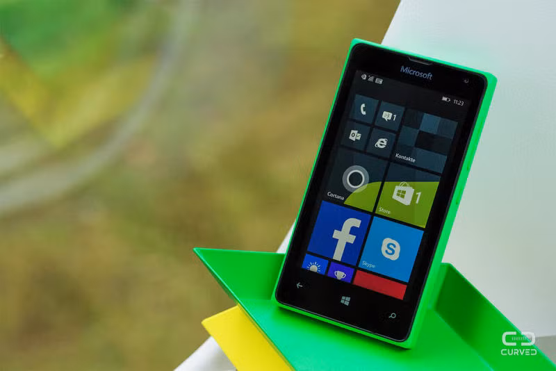 Lumia 435 và Lumia 532 được nhiều người chuộng vì mức giá bình dân, khá gọn nhẹ, cấu hình ổn với RAM 1GB, bộ nhớ trong 8GB, hệ điều hành Windows phone 8.1, bộ xử lý Qualcomm Snapdragon 1.2Ghz lõi kép cho Lumia 435 và lõi tứ cho Lumia 532.
