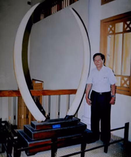 Một chiếc dài 1,9 mét, chiếc còn lại dài 2,2 mét, đây là cặp ngà voi dài nhất Việt Nam. Khi biết cựu phú họ Dương mua được cặp ngà voi "khủng", công tử Bạc Liêu từng cho người lên Cần Thơ đánh tiếng hỏi mua lại với giá gấp đôi nhưng không được. Trong hình là ông Dương Minh Hiển (hậu duệ đời sau của dòng họ) bên cặp ngà voi, hiện được trưng bày tại bảo tàng Lịch sử TP HCM.