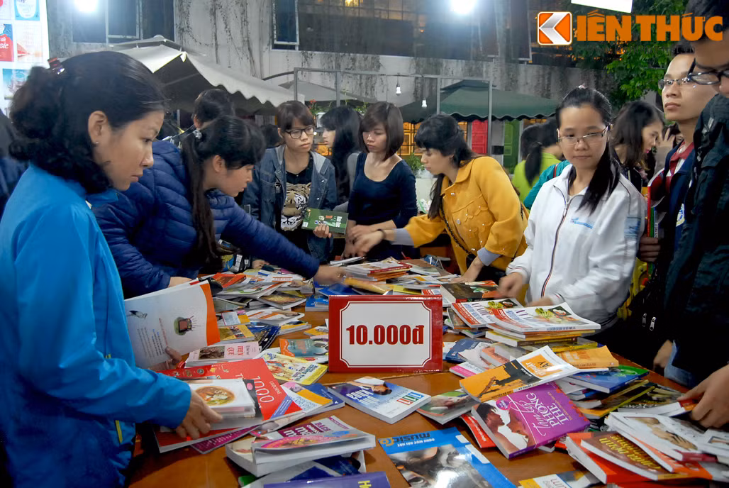 Những kệ sách đồng giá 10.000 đồng đã được vét gần hết.