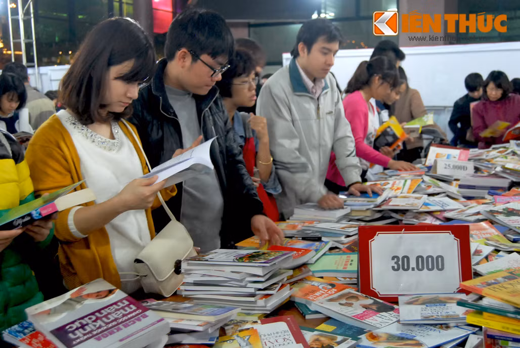 Hơn 5.000 đầu sách với gần 15.000 bản thuộc đủ thể loại đều được giảm giá từ 15 - 50% giá bìa.