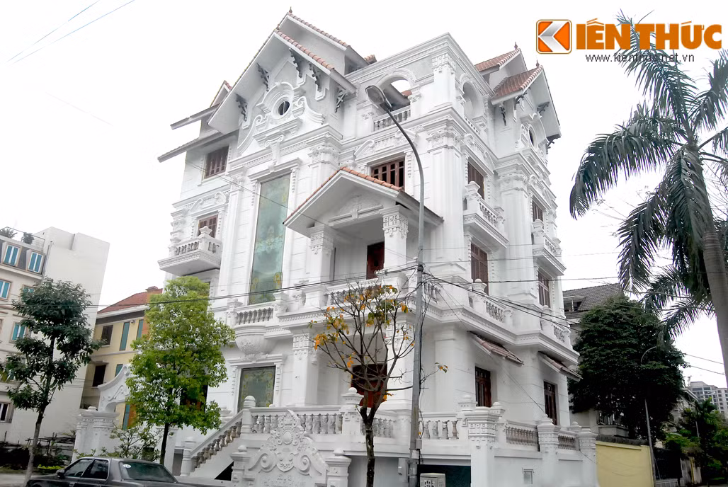 Nằm trên mảnh đất "vàng" thuộc quận Tây Hồ - Hà Nội, các căn biệt thự khu Vườn Đào khiến nhiều người choáng ngợp vì độ hoành tráng, rộng hàng trăm m2. Chưa kể mức phí xây dựng, giá đất nền "chát chúa" và đồ nội thất, không ít căn biệt thự ở đây được định giá triệu đô. Trong ảnh là một biệt thự trắng đẹp mắt.