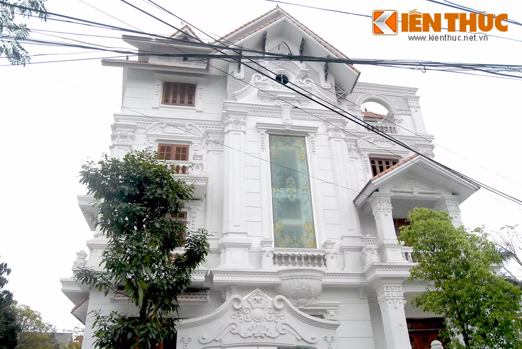 Các chi tiết thiết kế khá cầu kỳ, gam màu trắng khiến căn biệt thự này cực kỳ nổi bật.