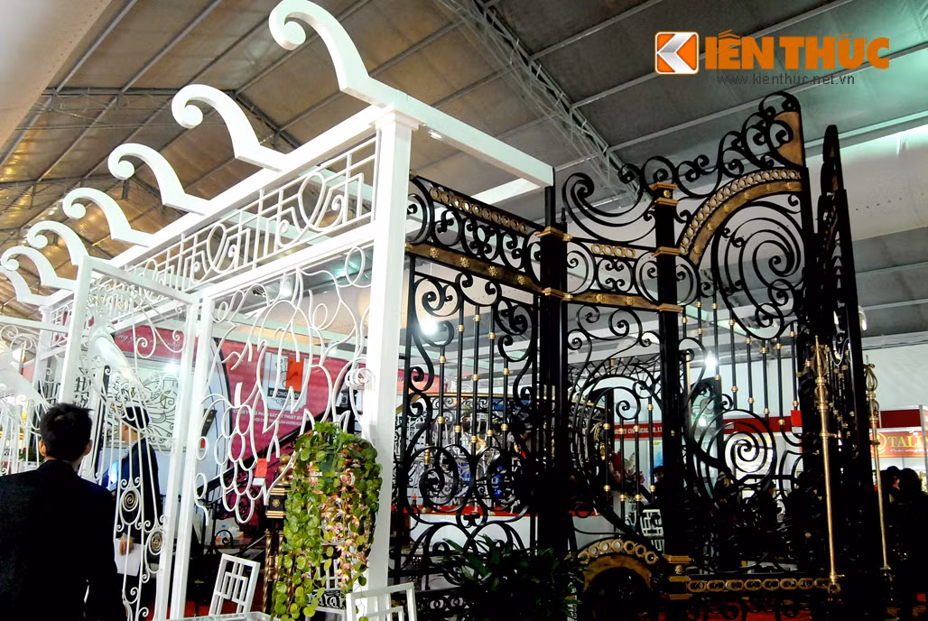 Thiết kế cổng sắt đẹp đặc biệt quan trọng vì làm tăng vẻ đẹp và sự thống nhất cho cảnh quan ngôi nhà, vì thế nhiều mẫu cổng sắt dành cho biệt thự, nhà mặt phố... đặc biệt thu hút khách hàng.