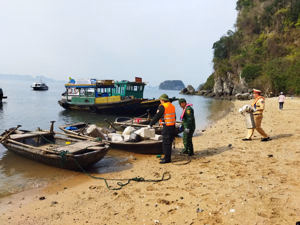Mạnh tay xử lý, thu gom rác thải trên Vịnh Hạ Long Manh tay xu ly, thu gom rac thai tren Vinh Ha Long