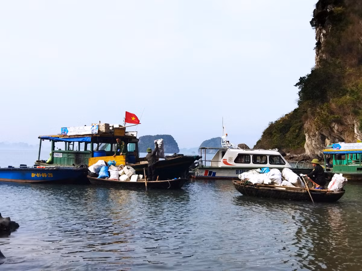 Mạnh tay xử lý, thu gom rác thải trên Vịnh Hạ Long - Hình 3 Manh tay xu ly, thu gom rac thai tren Vinh Ha Long-Hinh-3