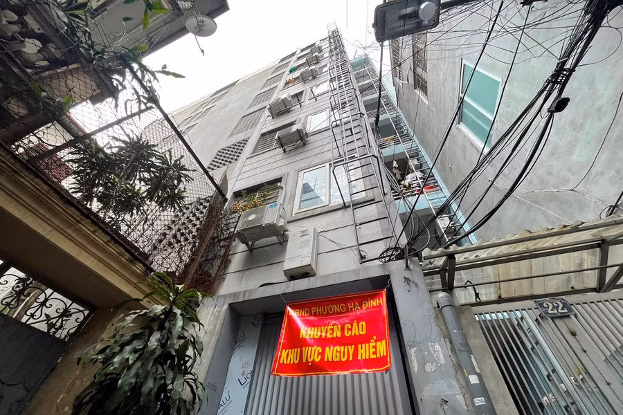 Hà Nội: Khoanh vùng nguy hiểm, di dời người dân ở chung cư mini Ha Noi: Khoanh vung nguy hiem, di doi nguoi dan o chung cu mini