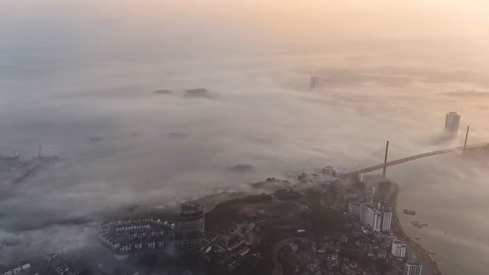 Vịnh Hạ Long "ngủ yên" dưới màn sương trắng xóa.