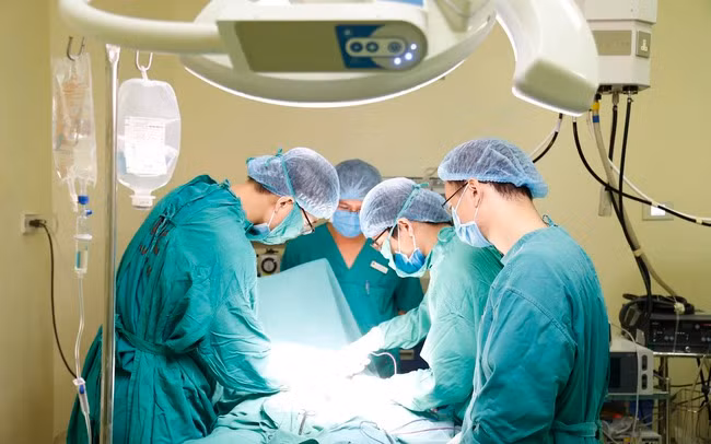  Quy định mới về tiêu chuẩn xét tặng danh hiệu “Thầy thuốc nhân dân”, “Thầy thuốc ưu tú”: Chính phủ ban hành Nghị định số 25/2024/NĐ-CP ngày 27/02/2024 quy định về xét tặng danh hiệu “Thầy thuốc nhân dân”, “Thầy thuốc ưu tú”; trong đó quy định cụ thể đối tượng, nguyên tắc, tiêu chuẩn, hội đồng xét tặng, hồ sơ, trình tự, thủ tục xét tặng danh hiệu “Thầy thuốc nhân dân”, “Thầy thuốc ưu tú”. 
