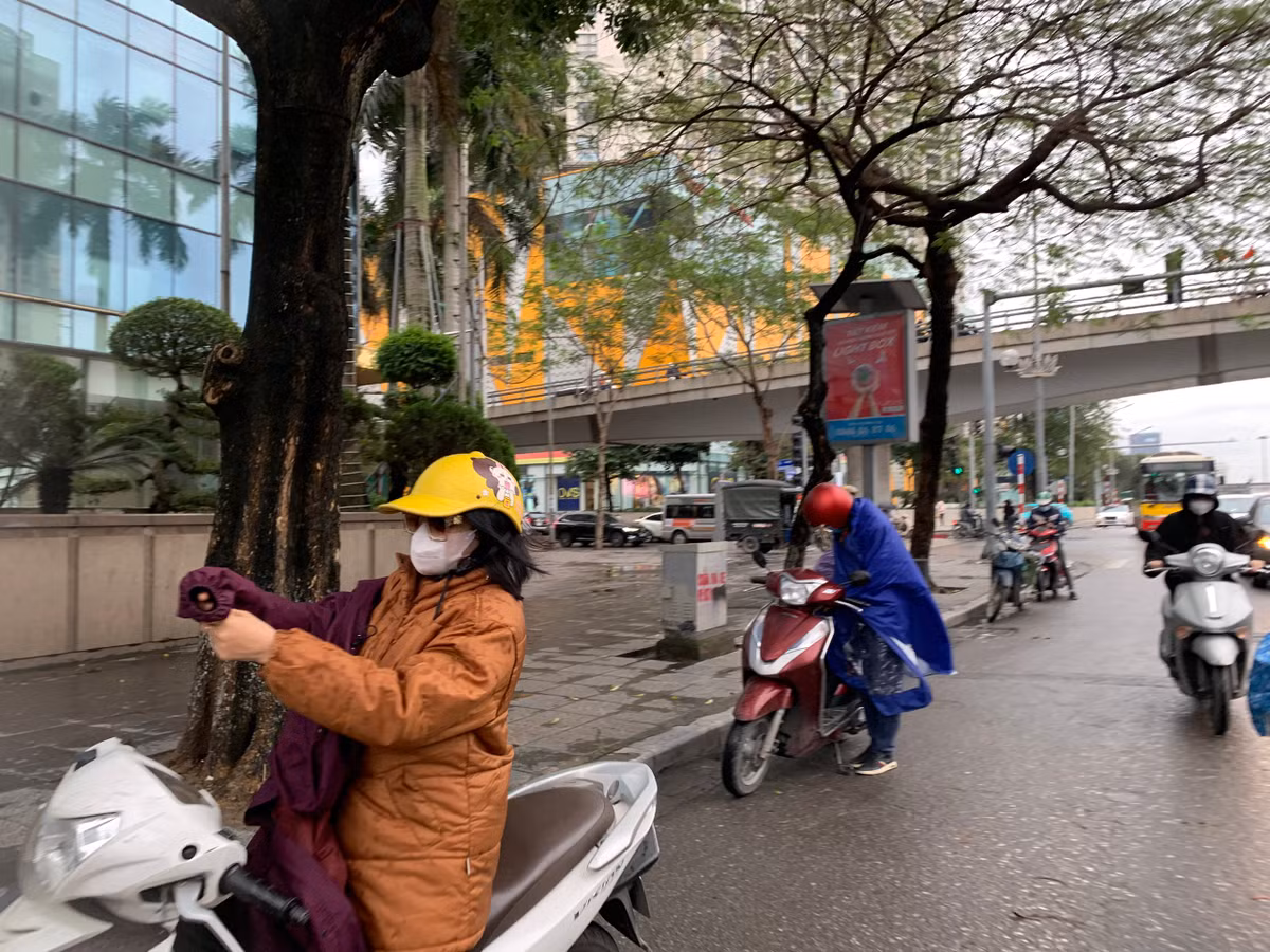 Việc nhiều người bất ngờ dừng lại mặc áo mưa cũng khiến giao thông bị gián đoạn. Nhiều đoạn đường bị ùn tắc cũng do xe máy dừng lại.