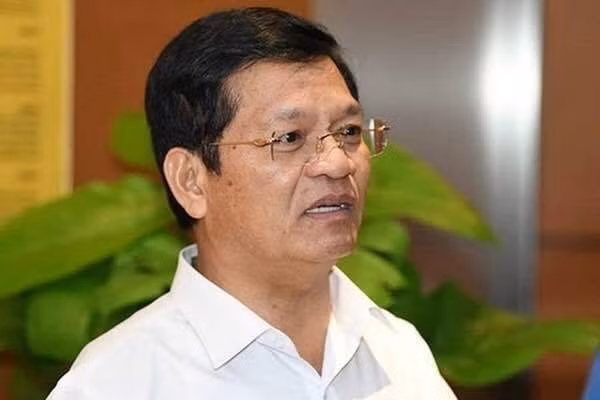 Vị cựu Bí thư Tỉnh ủy thứ hai bị bắt trong vụ án này để điều tra hành vi nhận hối lộ là ông Lê Viết Chữ, nguyên Phó chủ tịch, nguyên Chủ tịch UBND tỉnh, nguyên Bí thư Tỉnh ủy Quảng Ngãi. Theo cáo buộc, trong quá trình thực hiện nhiệm vụ, bị can Lê Viết Chữ nhận tiền của Nguyễn Văn Hậu để tạo điều kiện giúp Công ty Cổ phần Tập đoàn Phúc Sơn trúng thầu gói thầu thi công tuyến chính dự án đường bờ Nam sông Trà Khúc, tỉnh Quảng Ngãi.