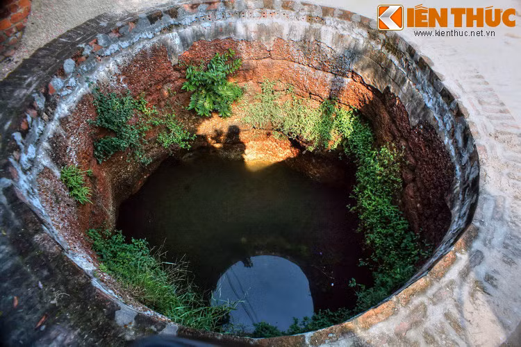 Miệng giếng xóm Đình. Hầu hết các giếng cổ của làng Đường Lâm đã biến dạng, những khối đá ong cũ được bọc thêm gạch và bê tông phía ngoài, làm tăng độ bền nhưng lại mất đi vẻ xưa cũ hiếm có.