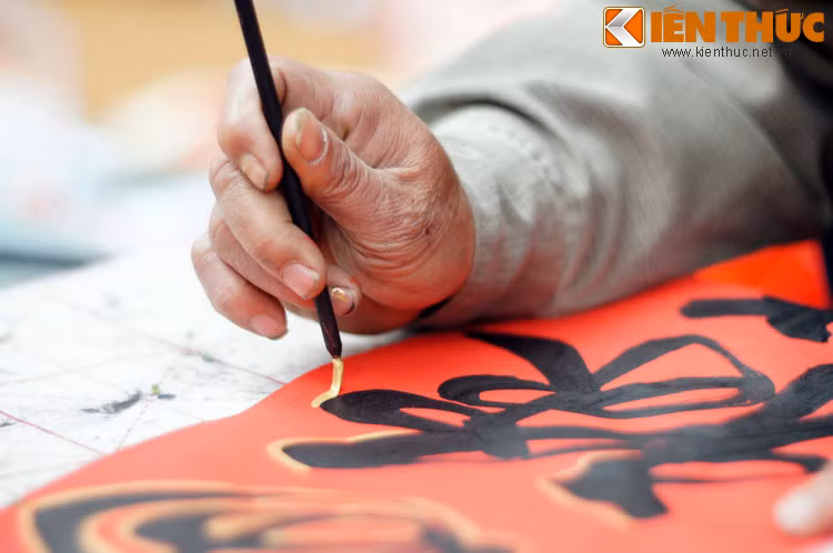 Những tưởng tập tục xin chữ sẽ biến mất vĩnh viễn, nhưng bước sang thời kỳ mở cửa, người ta lại tìm thấy những điều đẹp đẽ trong phong tục này. Và hình ảnh ông đồ đã trở về trong những ngày đầu xuân, góp phần làm cho sắc màu của cái Tết cổ truyền càng trở nên đằm thắm...