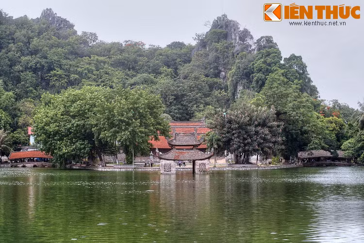 Theo đó, chùa Thầy được xây dựng trên một thế đất hình rồng. Mọi yếu tố liên quan đến ngôi chùa đều góp phần tạo nên một con rồng hoàn chỉnh. Đầu tiên, ngọn núi Sài Sơn mà chùa tựa vào chính là đuôi rồng.