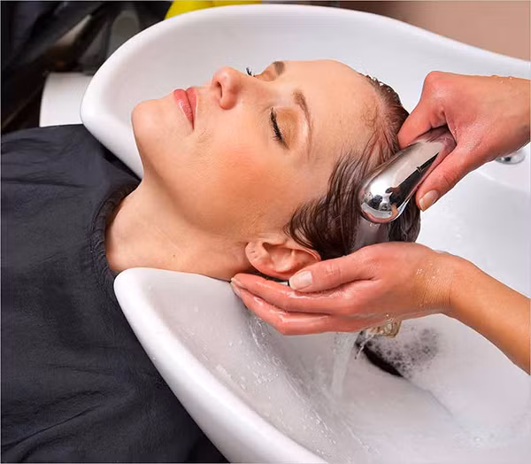 Tóc rụng như trút nếu bạn cứ duy trì những thói quen sau Toc rung nhu trut neu ban cu duy tri nhung thoi quen sau