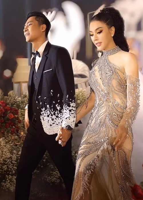 Lâm Khánh Chi làm đám cưới với Phi Hùng năm 2017. Cả hai chia tay năm 2021. Tháng 4 vừa qua, Lâm Khánh Chi đăng ảnh bên Phi Hùng kèm chú thích: “Nối lại tình xưa”. Sau đó, phía Phi Hùng cho biết, anh và Lâm Khánh Chi chỉ là tri kỷ. Cả hai cùng nuôi dạy con trai, hỗ trợ nhau khi có thể.