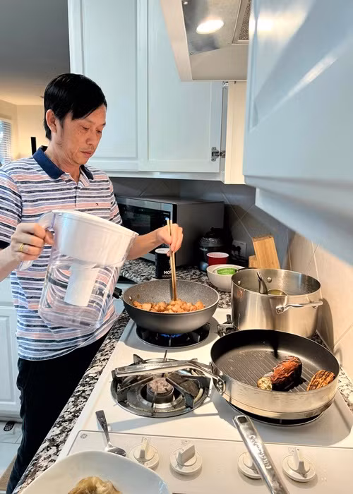 Hoài Linh nấu ăn cho người thân ở xứ cờ hoa. Ảnh: FBNV.