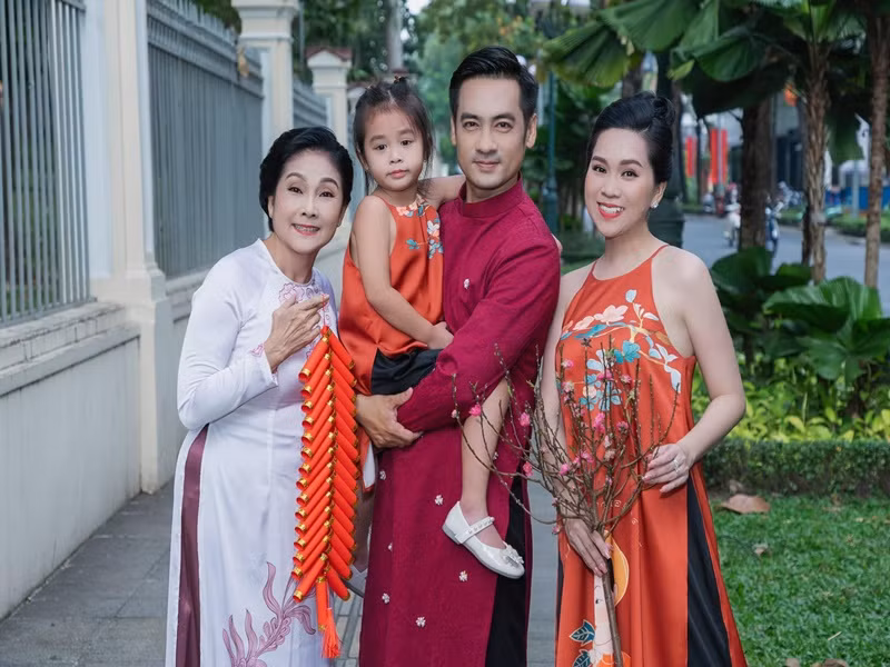 Hồng Phượng khoe khoảnh khắc hạnh phúc bên chồng con và mẹ đẻ. Ảnh: FBNV.