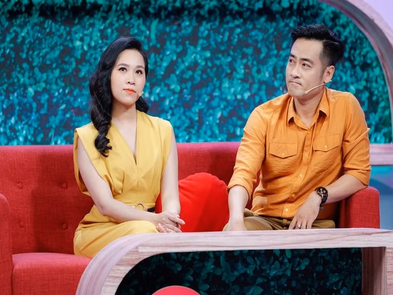 Long Hồ và Hồng Phượng xuất phát điểm là đồng nghiệp. Tình cảm giữa hai người nảy sinh khi cả hai cùng tham gia một chương trình, được ban tổ chức yêu cầu phải thể hiện sở đoản catwalk. Ảnh: Pháp Luật TP HCM.