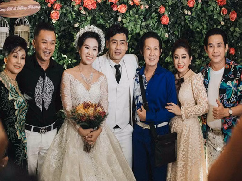 Đám cưới của Hồng Phượng năm 2017 có sự góp mặt của NSƯT Vũ Linh (thứ ba bên phải). Ảnh: Khám Phá.