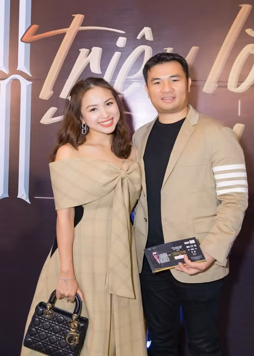 Chia sẻ về chuyện tình với Vân Hugo, doanh nhân Hùng Cường cho biết, cả hai có hoàn cảnh giống nhau nên rất dễ đồng cảm với nhau.