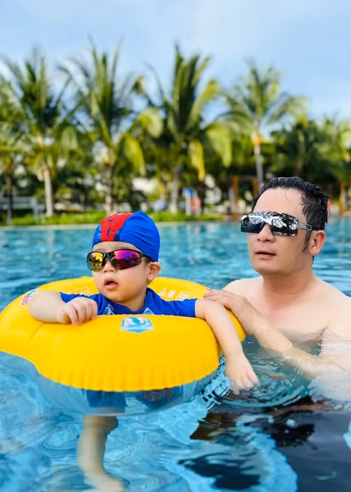 Bằng Kiều và bạn gái có một cậu con trai chung. Từ khi có con nhỏ, anh ít tụ tập bạn bè. Ảnh: FBNV.