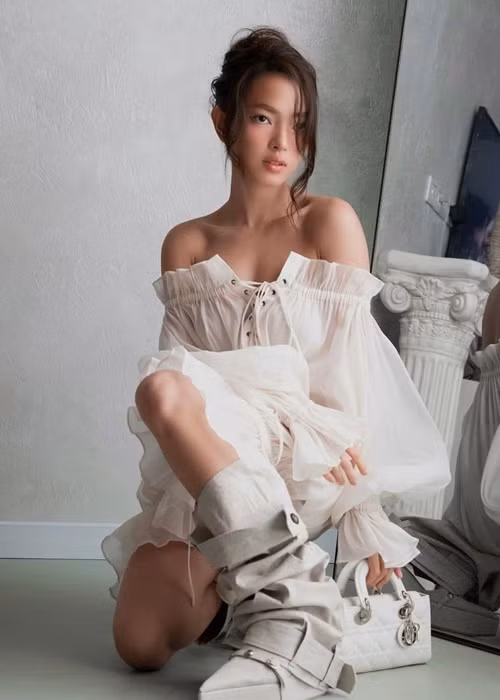 Tin đồn hẹn hò của Châu Bùi và Binz rộ lên từ tháng 7/2020 khi cả hai bị soi một số lần "thả thính" ngầm nhau trên mạng xã hội cũng như diện đồ đôi từ áo phông, giày sneaker, vòng cổ. Ảnh: FBNV.
