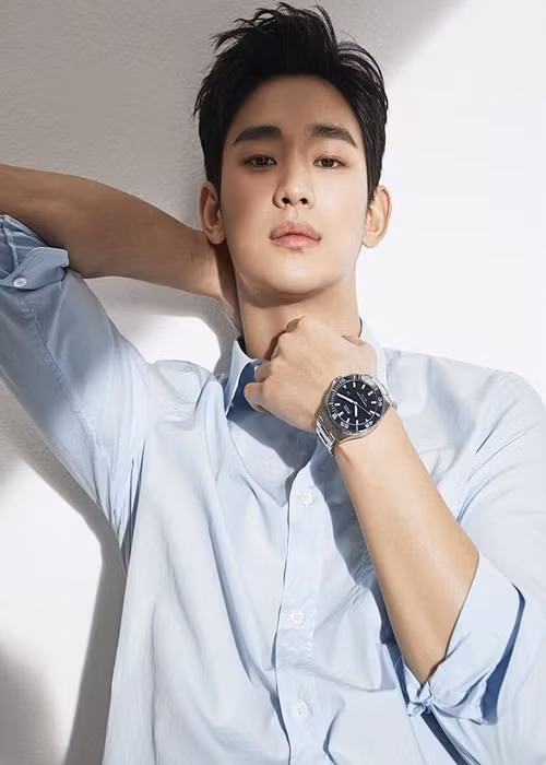 Kim So Hyun nổi tiếng nhờ loạt phim Vì sao đưa anh tới, Bay cao mơ ước, Mặt trăng ôm mặt trời, Hậu trường. Tài tử "đốn tim" fan với vẻ ngoài nam tính, điển trai. Ảnh: Instagram.