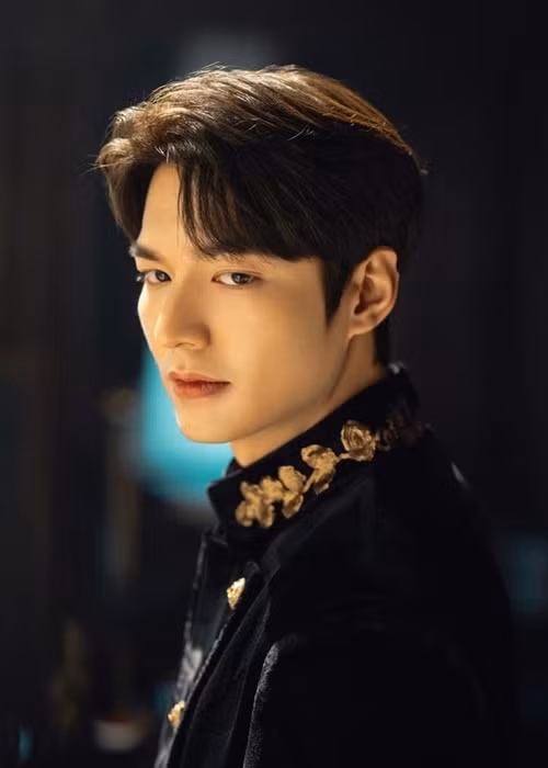Lee Min Ho từng đóng Vườn sao băng, Thợ săn thành phố, Huyền thoại biển xanh, Những người thừa kế. Nam diễn viên có chiều cao 1m87, khuôn mặt điển trai với sống mũi cao. Ảnh: Hoa Học Trò.