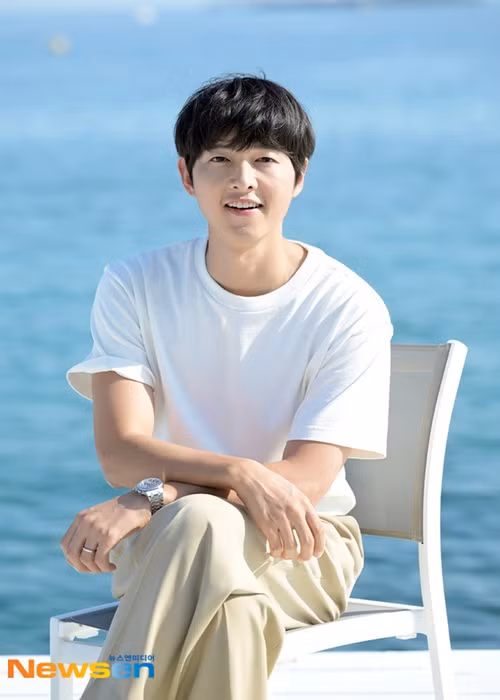 Song Joong Ki góp mặt trong nhiều bộ phim đình đám như Hậu duệ mặt trời, Cậu bé người sói, Đảo địa ngục. Nam diễn viên sinh năm 1985 được đánh giá sở hữu ngoại hình điển trai và thư sinh. Ảnh: Newsen.