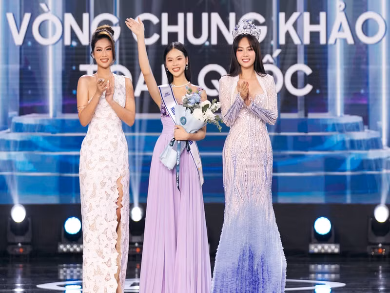 Trong chung khảo, ban tổ chức công bố các giải phụ. Nguyễn Ngân Hà đoạt danh hiệu Người đẹp tài năng. Nhờ vậy, cô lọt top 20 chung cuộc vòng chung kết. Ảnh: Dân Việt.
