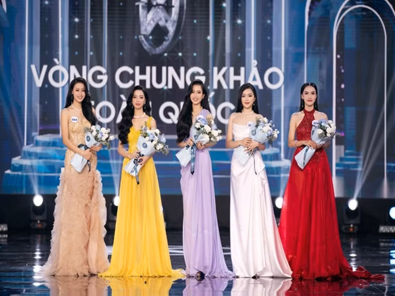 Lê Thị Kim Hậu, Đào Thị Hiền, Phạm Thị Tú Trinh, Trần Phương Nhi, Trần Thị Hồng Linh lọt top 5 Người đẹp Du lịch. Ngoài ra, danh hiệu Người đẹp Truyền thông thuộc về Đỗ Thanh Hường, Người đẹp được yêu thích nhất thuộc về Phạm Hương Anh và Nguyễn Minh Trang. Ảnh: Thể Thao Văn Hóa.