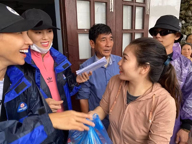 Ngoài lăn xả khi góp mặt trong các gameshow như Sao nhập ngũ, Cuộc đua kỳ thú, Kỳ Duyên còn tham gia các hoạt động từ thiện. Năm 2020, nàng hậu cùng Minh Triệu trực tiếp hỗ trợ bà con vùng lũ.