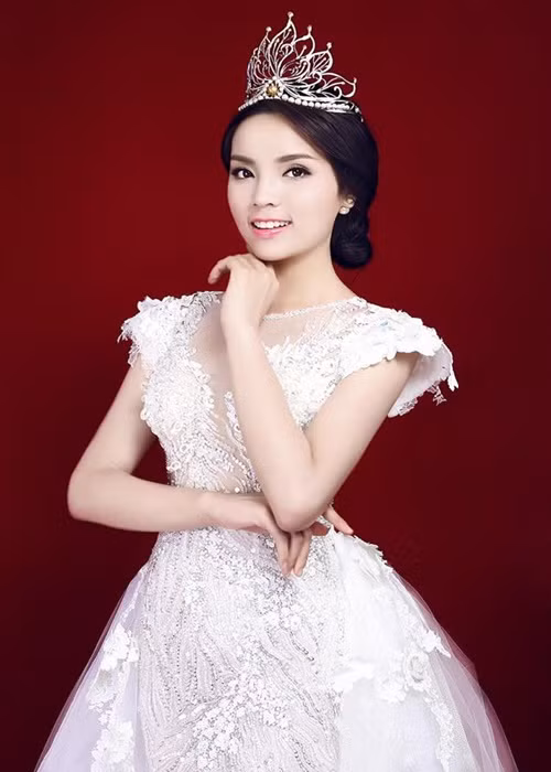 Hoa hậu Kỳ Duyên sinh năm 1996, đến từ Nam Định. Cô đăng quang cuộc thi Hoa hậu Việt Nam năm 2014. Sau khi đăng quang, Kỳ Duyên liên tục vướng thị phi.